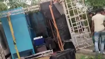 भरनो: जामटोली के पास डीजे साउंड से लदा पिकअप वाहन पेड़ से टकराया, दो घायल