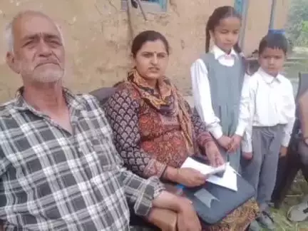 निहरी: पिता की मौत के बाद मां ने की दूसरी शादी, तीन बच्चे दादा-दादी के सहारे, न आधार कार्ड बने और न राशन कार्ड में नाम