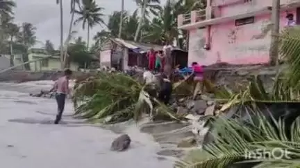 കാർത്തികപ്പള്ളി: ആറാട്ടുപുഴ, തൃക്കുന്നപ്പുഴ പ്രദേശങ്ങളിൽ രണ്ടാം ദിവസവും കടൽക്ഷോഭം ശക്തം
