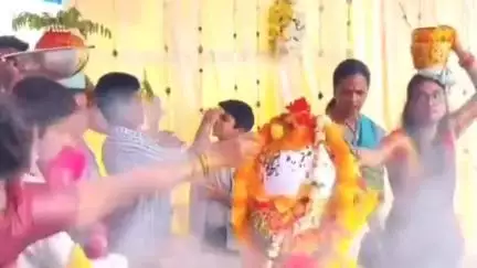 కొండమల్లేపల్లి: మండల కేంద్రంలో వైభవంగా బొడ్రాయి తృతీయ వార్షికోత్సవ వేడుకలు, బోనాలు సమర్పించి మొక్కులు చెల్లించుకున్న మహిళ భక్తులు