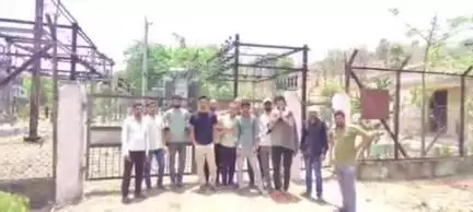 खरगापुर: देरी गांव में करीब 15 दिन से ख़राब पड़ा ट्रांसफॉर्मर ग्रामीण गर्मी की उमस से परेशान..