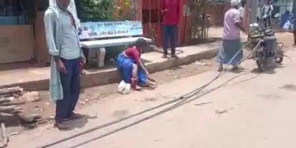 चिनिया: चिनियां में टीवीएस मोपेड दुर्घटना: सरिया बना जानलेवा, महिला गंभीर रूप से घायल, निजी क्लीनिक में इलाज जारी