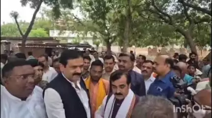 नारदीगंज: प्रखंड स्थित पाडपा गांव में रविवार को मंत्री जीवेश मिश्रा ने महादलित परिवार से जमीन पर बैठकर की मुलाकात