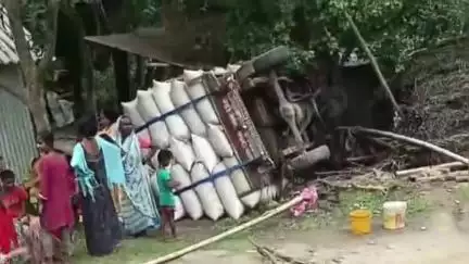 হবিবপুর: বুড়িতলায় উল্টে গেল ধান বোঝাই ভুটভুটি ভ্যান, ভুটভটুটি ভ্যানের নিচে চাপা পড়ে মৃত্যু বৃদ্ধার