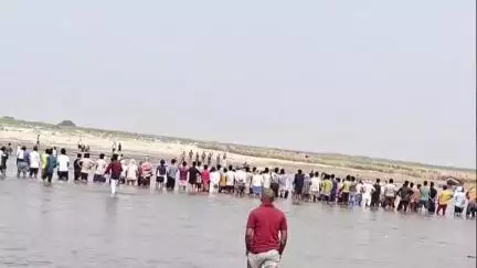 दरौली: डुमरहर गांव के समीप सरयू नदी में डूबे वृद्ध के शव को 22 घंटे बाद भी एसडीआरएफ की टीम ने नहीं किया बरामद