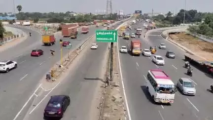 ஆவடி: பூந்தமல்லியில்  சுற்றித்திரிந்த மனநலம் பாதிக்கப்பட்ட பெண் பேராசிரியரை மீட்டு உறவினர்களிடம் ஒப்படைத்த போலீசார்