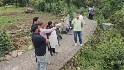 गरुड़: मानसून से पहले हुई बारिश से सिल्ली गांव में बाढ़ जैसे हालात, खुली गरूड़ प्रशासन के दावों की पोल