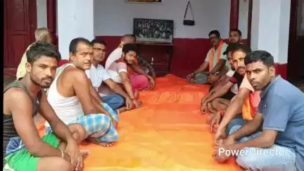 सोनारायठाढ़ी: लखोरिया गांव में ग्रामीणों ने टेलीविजन पर प्रधानमंत्री नरेंद्र मोदी के 'मन की बात' कार्यक्रम को सुना