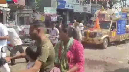 बकानी: बकानी कस्बे में शांतिकुंज हरिद्वार से आई दिव्य ज्योति कलश रथ यात्रा का कस्बेवासियों ने पुष्प वर्षा कर किया भव्य स्वागत