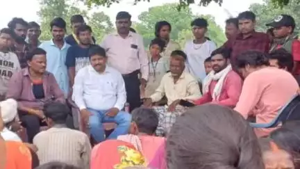 गोमिया: रजडेरवा गांव के प्रवासी मजदूर का शव गुजरात से पहुंचा, ग्रामीणों ने एंबुलेंस को बनाया बंधक