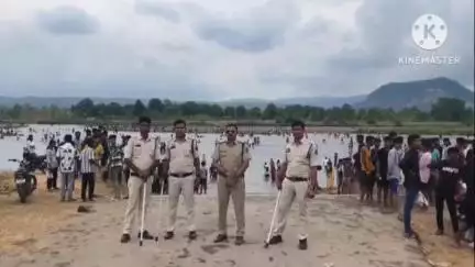 पोड़ी उपरोड़ा: झोराघाट पिकनिक स्पॉट पर पुलिस रही सक्रिय, असामाजिक तत्वों के खिलाफ की गई कार्रवाई