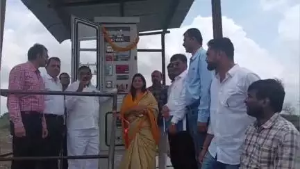 मुर्तीजापूर: तालुक्यातील गट ग्रामपंचायत मुरंबा येथे नऊ मेगा वॅट सौर ऊर्जा प्रकल्पाचे आमदार हरीष पिंपळे यांच्या हस्ते लोकार्पण