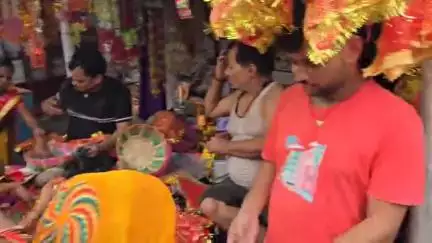 बनमा इटहरी: तेलियाहाट बाजार में वट सावित्री को लेकर दिनभर बाजारों में लोगों की भीड़ रही, जमकर हुई खरीदारी