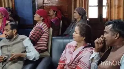 पधर: द्रंग के विधायक पूर्ण चन्द ठाकुर ने कार्यकर्ताओं के साथ 'मन की बात' कार्यक्रम सुना