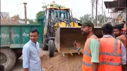 कांठ: नगर पंचायत प्रशासन ने अतिक्रमण हटाओ अभियान चलाया, जो स्टेशन से शुरू होकर मिश्रीपुर तिराए तक चला