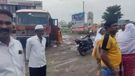 राहुरी: शहरातील नगर-मनमाड महामार्गावर वाहतुकीस अडथळा निर्माण करणाऱ्या बस चालकासह सहा बेशिस्त वाहन चालकांवर कारवाई.