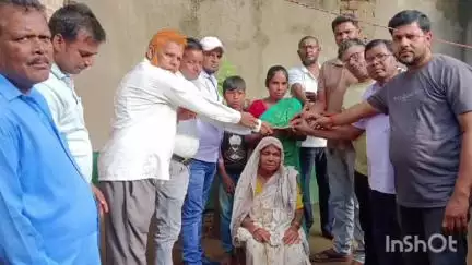 शिकारीपाड़ा: सहायक अध्यापक संघर्ष मोर्चा ने जामकांदर के मृत सहायक अध्यापक के परिवार को ₹20,000 की आर्थिक सहायता दी