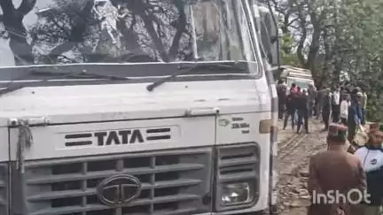 रोहड़ू: 3 घंटे के लंबे अंतराल के बाद डोडरा क्वार सड़क मार्ग खुला, टिप्पर के नाली में फंसने से लोगों को करना पड़ा इंतजार