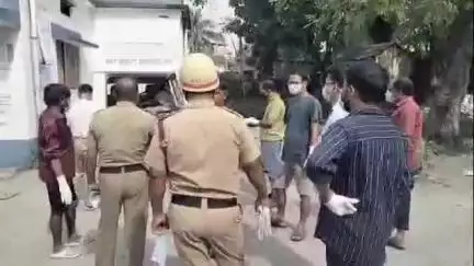 মাথাভাঙা ২: নিশিগঞ্জ সংলগ্ন এলাকা থেকে উদ্ধার অসুস্থ মানসিক ভারসাম্যহীন মহিলা, হাসপাতালে নিয়ে এলেন দমকল কর্মীরা ও পঞ্চায়েত সদস্য