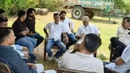 दूनी: विधायक राजेंद्र गुर्जर NH स्थित सांवरिया होटल पर की जनसुनवाई, कार्यकर्ताओं ने किया भव्य स्वागत