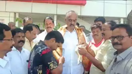 తాడేపల్లిగూడెం: ప్రజా పంపిణీ వ్యవస్థలో ఎండీయూ విధానం రద్దుపై హర్షం వ్యక్తం చేస్తూ ఎమ్మెల్యేను సన్మానించిన రేషన్ డీలర్లు
