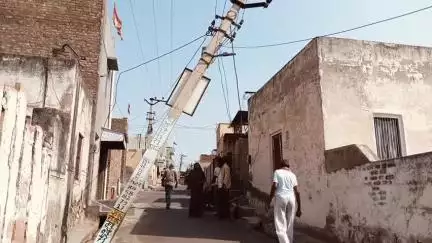 रतनगढ़: रतनगढ़ में जर्जर विद्युत पोल गिरा, विभाग के अधिकारियों पर लापरवाही का आरोप