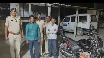 मरौना: थानाध्यक्ष के नेतृत्व में पुलिस ने भागवत गांव से 25 लीटर देसी शराब के साथ 2 तस्करों को किया गिरफ्तार