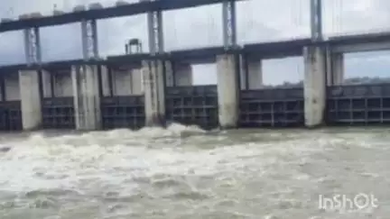 देवणी: धनेगाव उच्चस्तरीय बंधाऱ्यातून पाण्याचा विसर्ग सुरू शेतकऱ्यांनी काळजी घ्यावी प्रशासनाचा इशारा