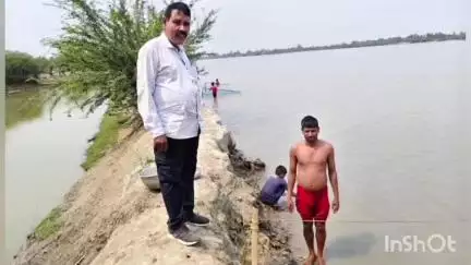 সন্দেশখালি ২: সন্দেশখালি কলাগাছী নদীর বাঁধ পরিদর্শনে উপস্থিত পঞ্চায়েত সমিতির সহ-সভাপতি