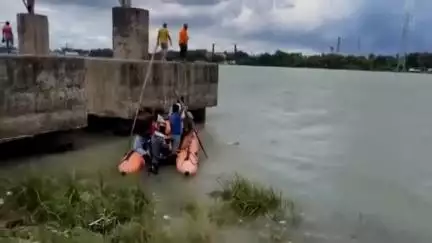 শ্রীরামপুর-উত্তরপাড়া: হুগলির শ্রীরামপুরে গঙ্গায় স্নান করতে নেমে তলিয়ে গেল তিন কিশোর-কিশোরী, চলছে তল্লাশি কার্য