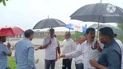 ಹುಕ್ಕೇರಿ: ಸಂಕೇಶ್ವರ ಪಟ್ಟಣದ ಸಮೀಪದಲ್ಲಿನ ಹಿರಣ್ಯಕೇಶಿ ನದಿ ಪಕ್ಕದ ನದಿಪ್ರವಾಹದ ಕುರಿತು ಪರಿಶೀಲಿಸಿದ ಸಚಿವ ಸತೀಶ ಜಾರಕಿಹೊಳಿ
