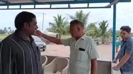 சேந்தமங்கலம்: பொன்னேரியில் லாரி தொழில் வளர்ச்சிக்கு காரணமாக இருந்த டிரைவர் கிளீனர்களை லாரி அதிபர் அழைத்து விருந்து வைத்தார்