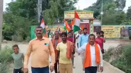 बिसवां: नयागांव में ग्राम प्रधान की अगुवाई में सेना के सम्मान में निकाली गई तिरंगा यात्रा