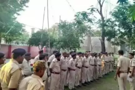 बहादुरगंज: बहादुरगंज थाना परिसर में अंचल पुलिस निरीक्षक के नेतृत्व में चौकीदारी परेड का आयोजन किया गया