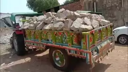 चौमूं: गोविंदगढ़ थाना पुलिस ने अवैध पत्थर खनन के मामले में 3 ट्रैक्टर-ट्रॉलियों को किया ज़ब्त