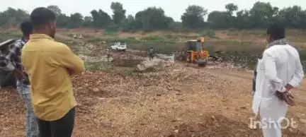 टिमरनी: गोंदागांव में रेत के अवैध परिवहन को रोकने के लिए तोड़ा गया अस्थाई मार्ग