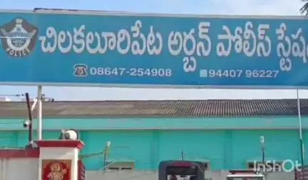 చిలకలూరిపేటలో వాహనదారులు హెల్మెట్ ధరించాలి ఎస్సై చెన్నకేశవులు