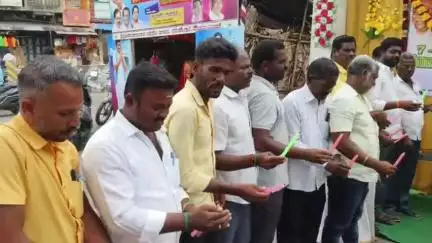 ஆரணி: டவுன் பழைய பேருந்து நிலையத்தில் காடுவெட்டி குருவின் ஏழாம் ஆண்டு நினைவு தினத்தை முன்னிட்டு மெழுகுவர்த்தி ஏற்றி அஞ்சலி செலுத்தினர்