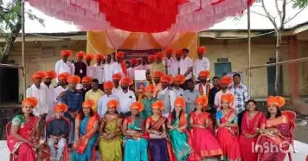 औसा: औसा तालुक्यातील खरोसा येथील नवभारत विद्यालयातील स्नेहमेळाव्यात तब्बल 19 वर्षांनी विद्यार्थी-विद्यार्थिनी भेटले एकमेकांना