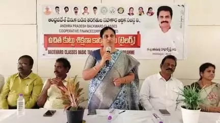 తణుకు: పట్టణంలో బీసీ మహిళలకు ఉచిత కుట్టు మిషన్ శిక్షణ ప్రారంభోత్సవ కార్యక్రమంలో పాల్గొన్న BJP జిల్లా అధ్యక్షురాలు శ్రీదేవి