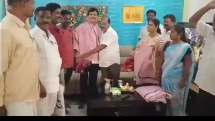 கண்டச்சிபுரம்: தேவனூர் கிராமத்தில் பாஜக முன்னாள் சட்டமன்ற உறுப்பினரை சந்தித்து வாழ்த்து பெற்ற பாஜக நிர்வாகிகள்