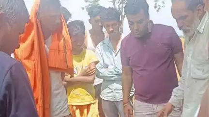 तोरपा: डोडमा तेली टोली में पार्किंग में खड़े ट्रक में स्कूटी सवार ने मारी टक्कर, हाथ टूटा