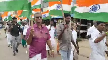 சிங்கம்புனரி: பெரிய கடை வீதியில் ஆப்ரேஷன் சிந்தூர் பாஜகவினர் தேசிய கொடியுடன் ஊர்வலம்