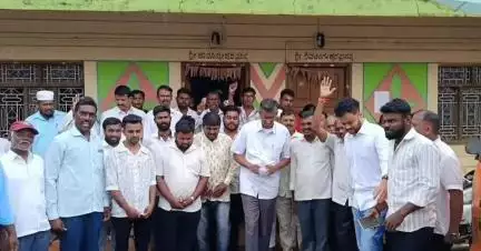ಹುಕ್ಕೇರಿ: ಅವರಗೋಳ ಗ್ರಾಮದಲ್ಲಿ ಶ್ರೀ ಪಡೆಮ್ಮಾ ದೇವಿ ಕುರಿ ಸಂಗೋಪನಾ ಮತ್ತು ಉಣ್ಣೆ ಉತ್ಪಾದಕ ಸಹಕಾರ ಸಂಘಕ್ಕೆ ಸಚಿವ ಸತೀಶ್ ಜಾರಕಿಹೊಳಿ ಭೇಟಿ