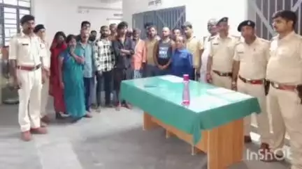 तुरकौलिया: तुरकौलिया पुलिस ने अलग-अलग जगहों से विभिन्न मामलों के 17 आरोपियों को गिरफ्तार कर रविवार को न्यायिक हिरासत में भेजा
