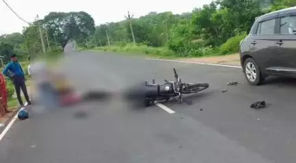 মানবাজার ২: সিমটুনি গ্রামের কাছে বাইক ও চারচাকা গাড়ির সংঘর্ষে আহত এক বাইক আরোহী