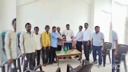 मनोहरपुर के सारंडा स्थित लाईलोर प्रतिनिधि मंडल के नेतृत्व में विधायक श्री जगत माझी को सौंपा नौ सूत्री मांग.