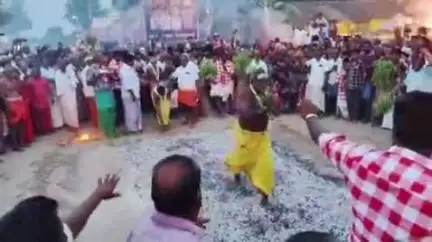 திட்டக்குடி: திட்டக்குடி அருகே மேல் ஆதனூர் கிராமத்தில் ஸ்ரீ மாரியம்மன் கோவில் தீமிதி திருவிழா விமர்சியாக நடைபெற்றது
