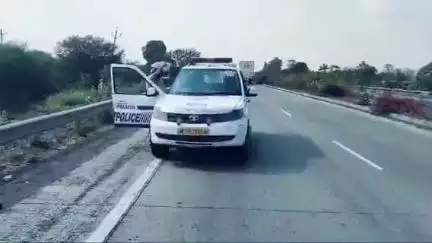 कुंडम: तिलसानी में तेज रफ्तार बाइक चालक ने 2 बाइक सवारों को टक्कर मारकर किया घायल