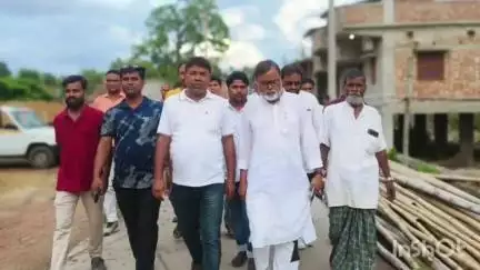 হরিশ্চন্দ্রপুর ২: দৌলতপুর এলাকায় তৃণমূল নেতৃত্বের সাথে সাক্ষাৎ করতে পৌঁছলেন রাজ্য সরকারের প্রতিমন্ত্রী